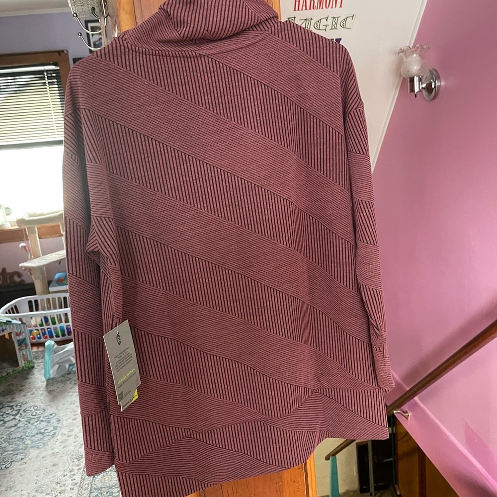 Maroon ish free country turtle neck size S NWT